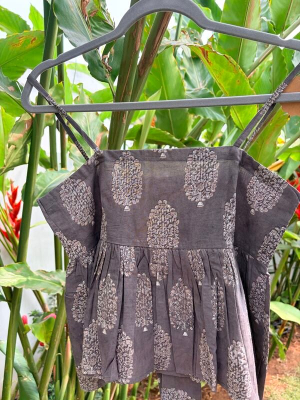 BOWS AND BLOSSOMS - Image 2