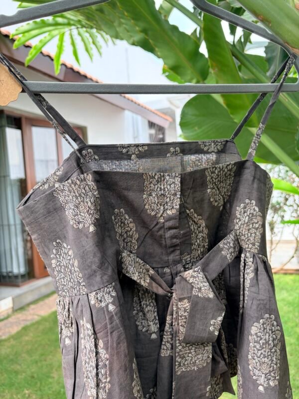 BOWS AND BLOSSOMS - Image 3